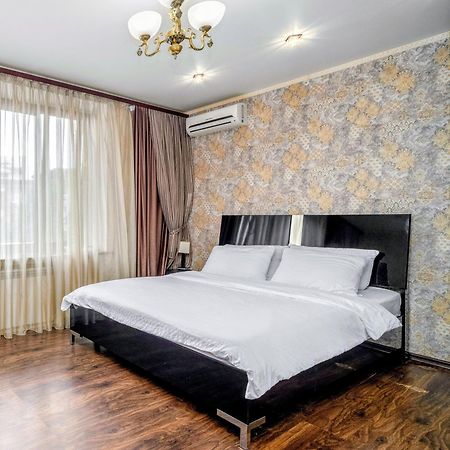 Lux Apartment Gorkiy Park ハルキウ エクステリア 写真