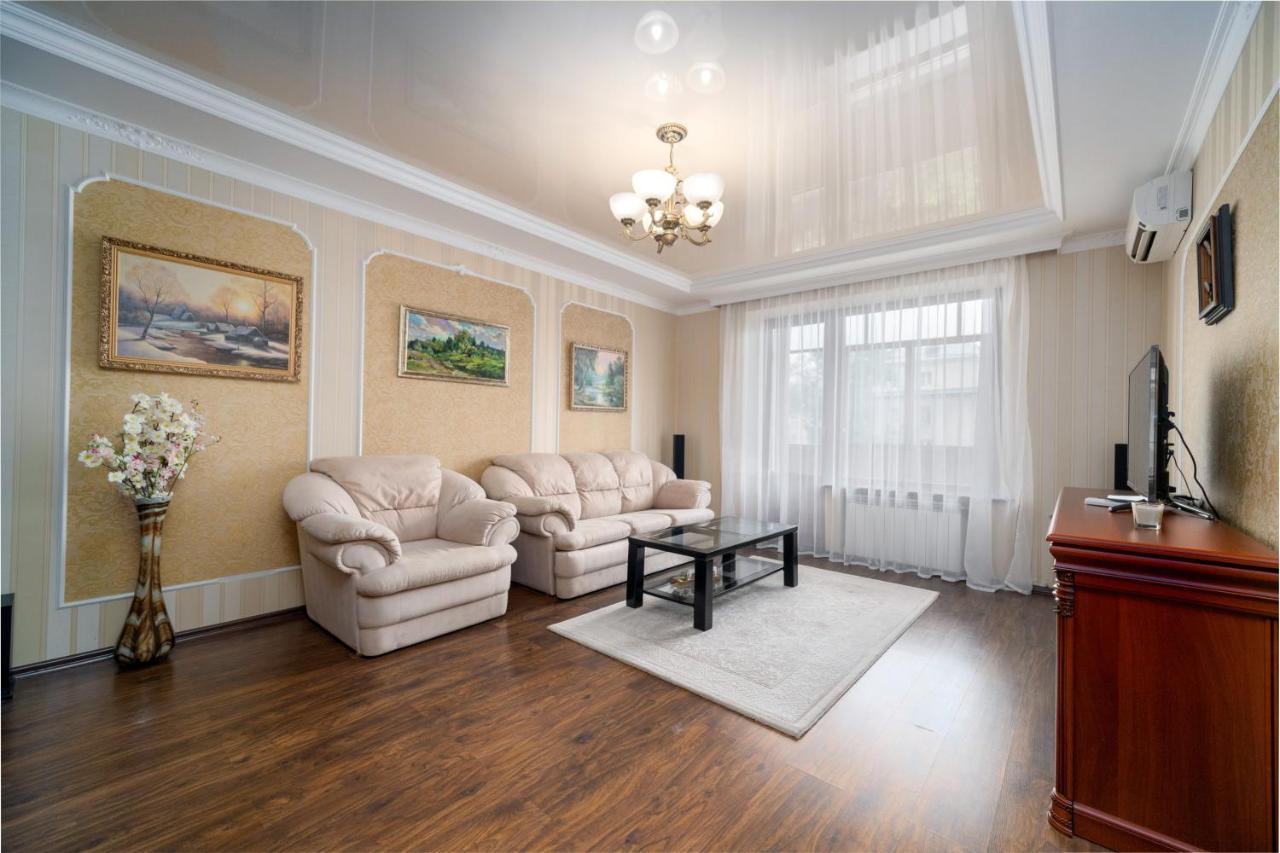 Lux Apartment Gorkiy Park ハルキウ エクステリア 写真