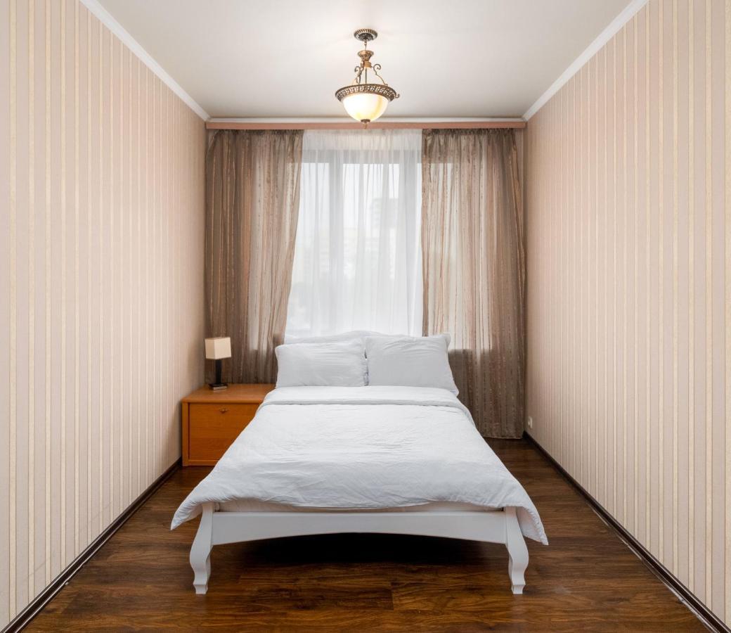 Lux Apartment Gorkiy Park ハルキウ エクステリア 写真