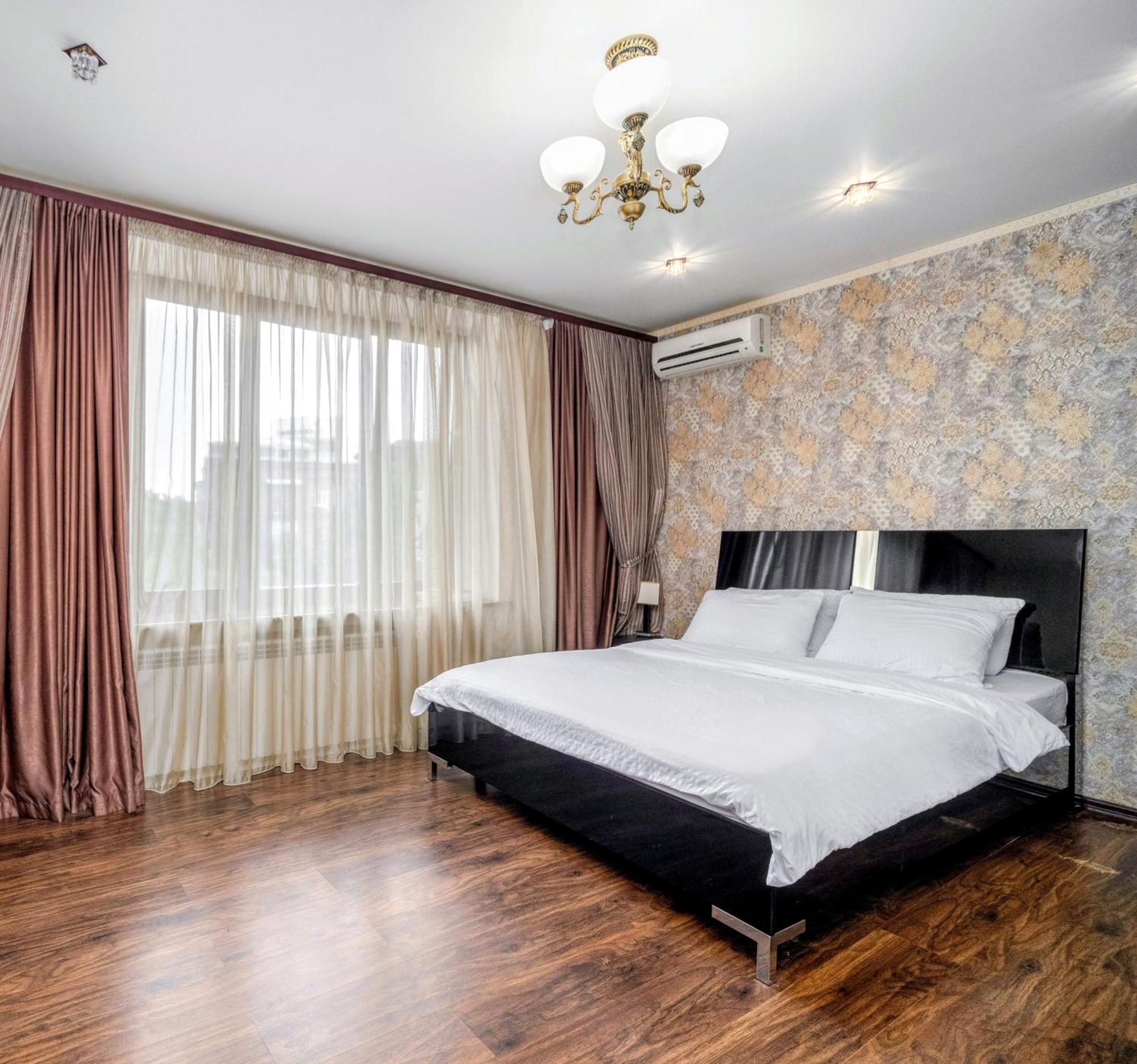 Lux Apartment Gorkiy Park ハルキウ エクステリア 写真
